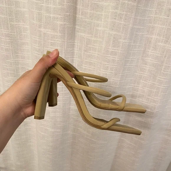 Miss Lola Heels - Picture 2 of 4